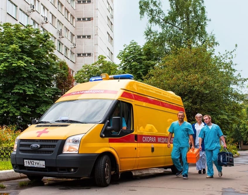 Бригада врачей идут по улице в Волгограде