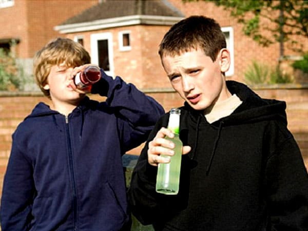 Дети пьют пиво из бутылок