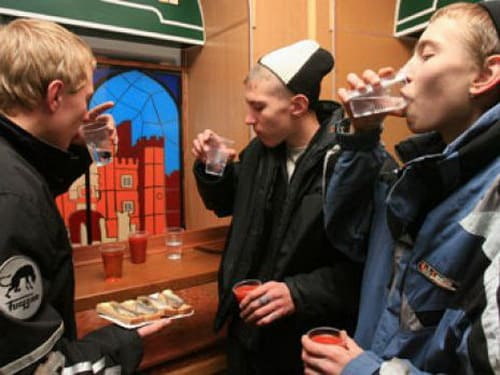 Подростки пьют алкоголь в баре