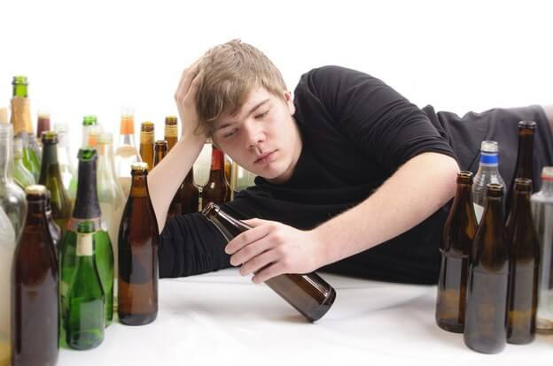 Подросток среди бутылок с алкоголем